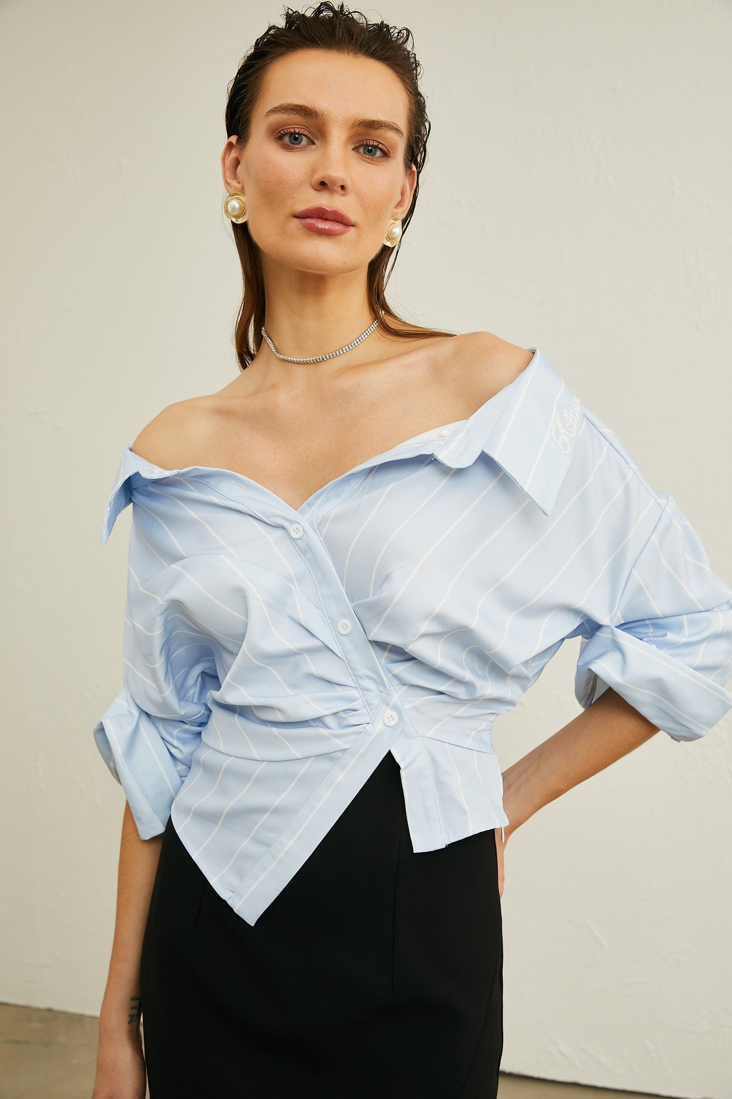 La Rayure Déstructurée — Off-shoulder striped cropped blouse