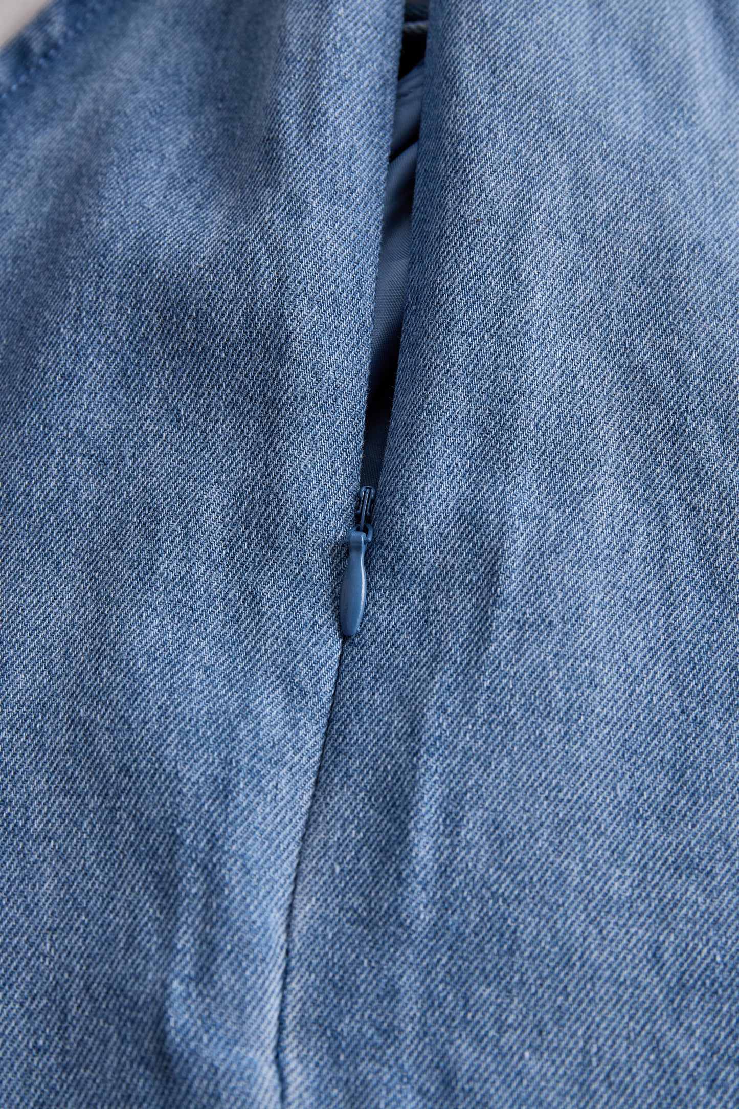 La Nœud Élégant — Halter Blouse with Tie Detail