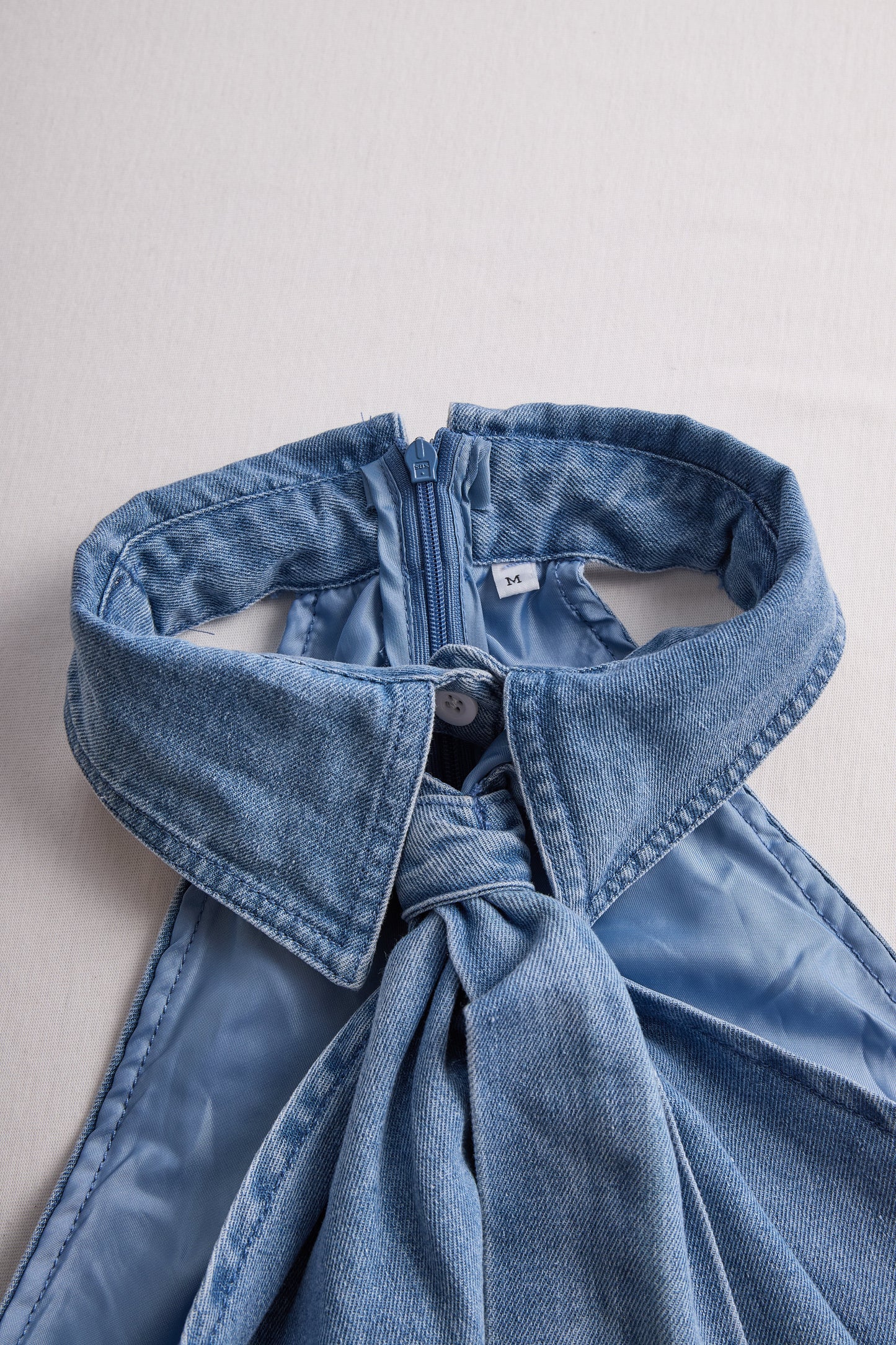 La Nœud Élégant — Halter Blouse with Tie Detail