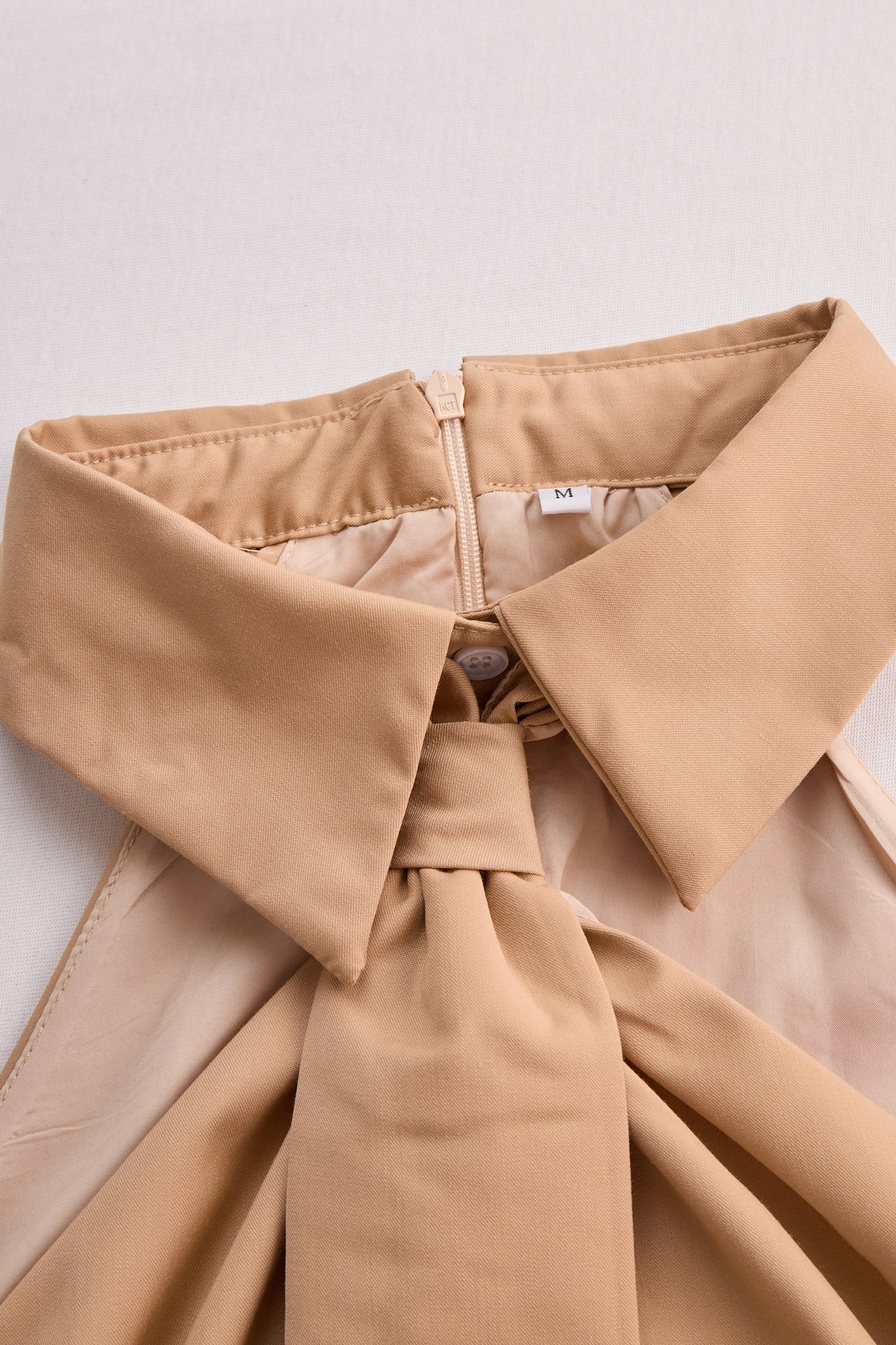 La Nœud Élégant — Halter Blouse with Tie Detail