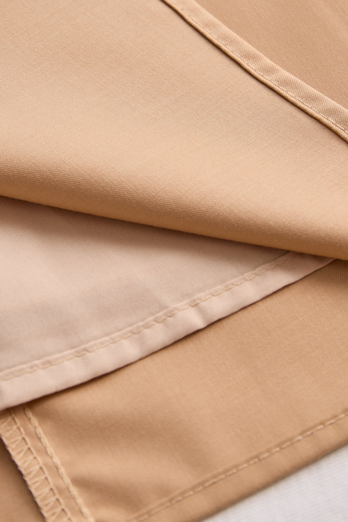 La Nœud Élégant — Halter Blouse with Tie Detail