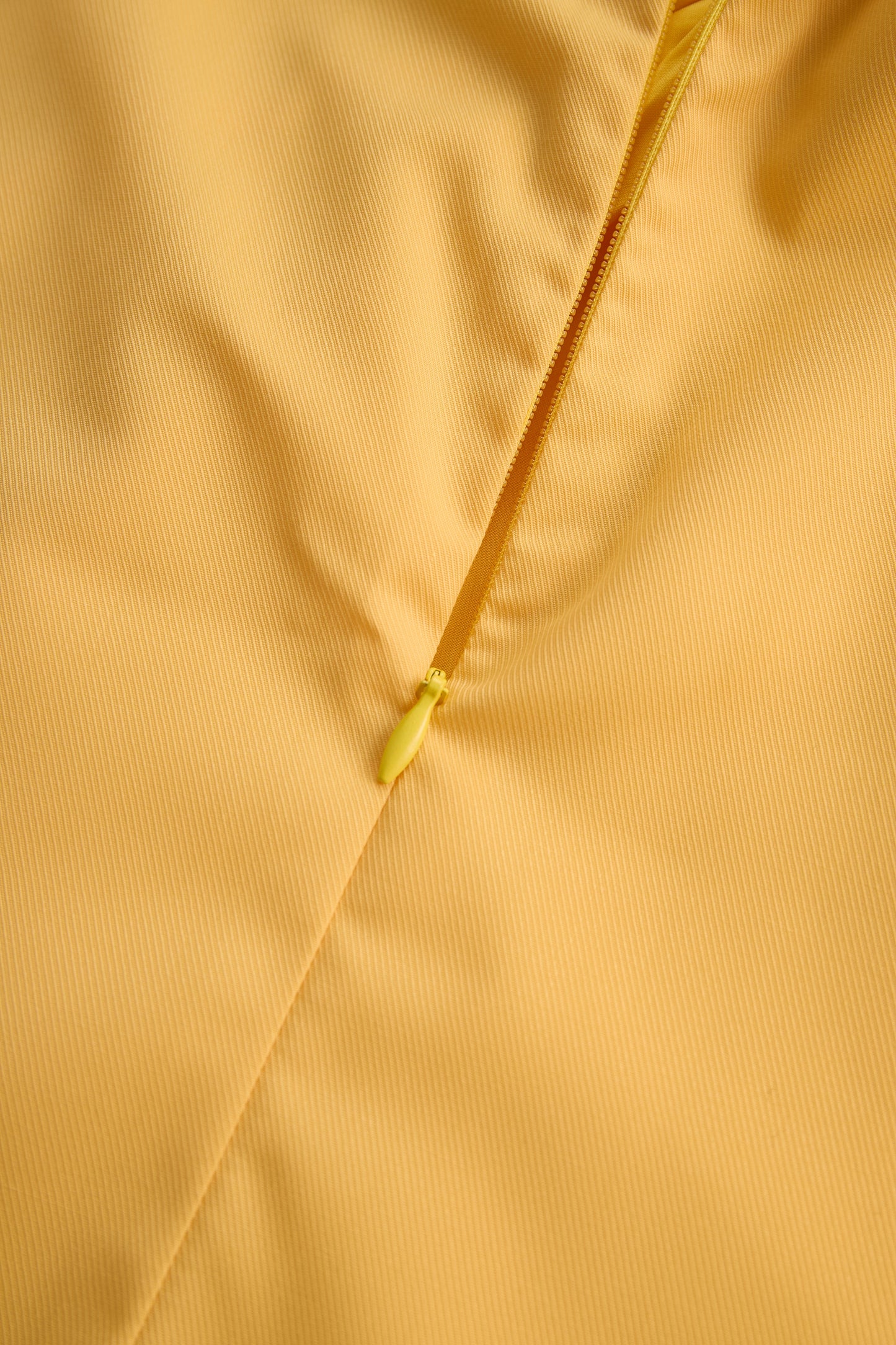 La Nœud Élégant — Halter Blouse with Tie Detail
