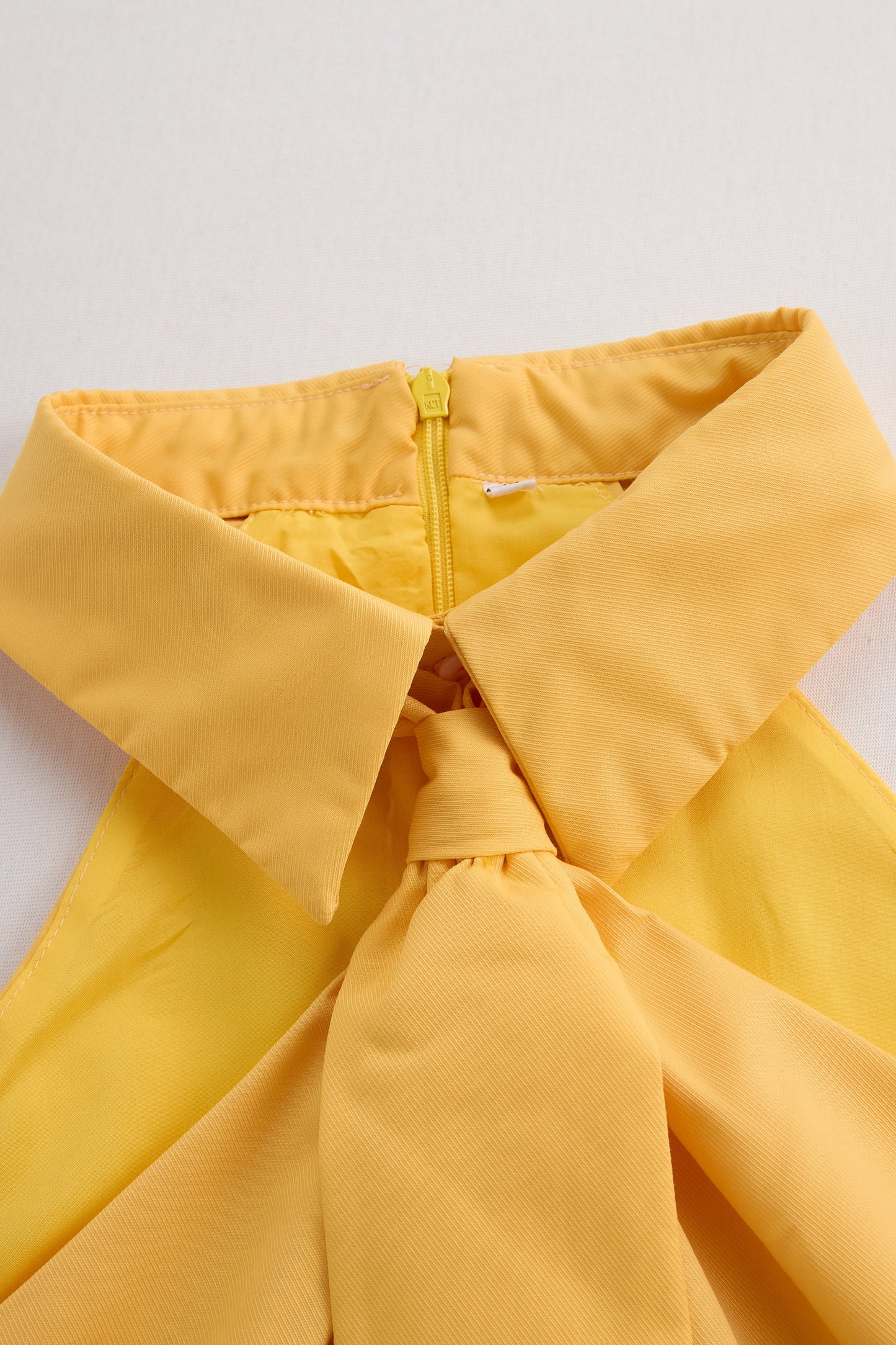 La Nœud Élégant — Halter Blouse with Tie Detail